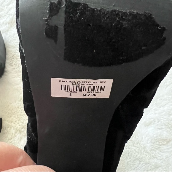 Torrid Black Velvet Floral OpenToe Bootie size 8W - Picture 8 of 11